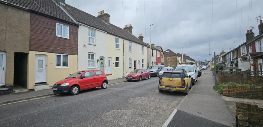3 bed terraced house to rent at Station Road, Rainham, Gillingham ME8